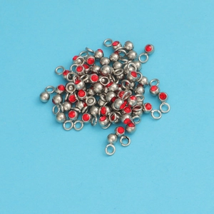 Λήψη macro από μενταγιόν 3mm από ανοξείδωτο ατσάλι με κόκκινους κρυστάλλους γενεθλίων