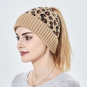 Détail du bonnet en maille léopard avec ouverture pour queue de cheval et bord côtelé
