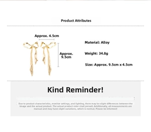 Vue détaillée de grandes boucles d'oreilles nœuds dorés avec dimensions et poids précis