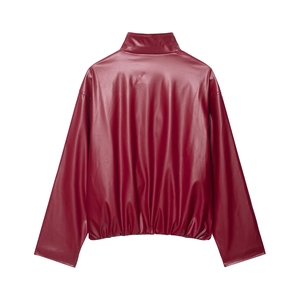 Rückansicht einer weinroten Kunstlederjacke mit Stehkragen und elastischem Saumdetail