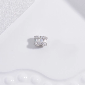 Makroaufnahme einer silbernen Zwischenperle mit Zirkonia-Besatz für DIY-Schmuck