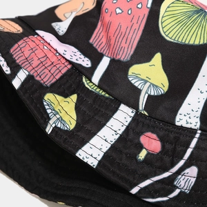 Kleurrijke bucket hat met paddenstoelenprint toont stoftextuur en stiksels detail