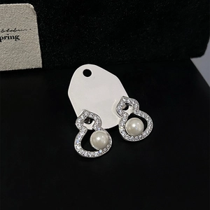 Elegant silver gourd jewelry set with sparkling cubic zirconia and white pearls