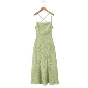 Hellgrünes Jacquard-Midikleid mit überkreuzten Trägern am hölzernen Kleiderbügel
