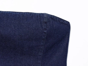 Vue macro détaillée montrant la texture en denim bleu foncé et les coutures du bustier
