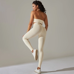 Nahtloses Ripp-Yoga-Set mit Neckholder-Top und High-Waist-Leggings in Cremeweiß
