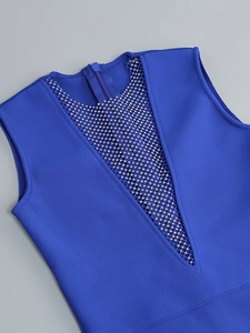 Détail de robe bandage bleu roi avec décolleté en V plongeant, mesh et strass brillants