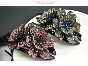 Détail d'une pince à cheveux florale avec strass dégradés et pétales à double couche élégants
