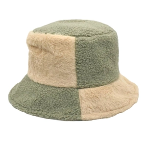 Détail de la texture damier vert et beige en peau de mouton synthétique du bob