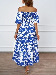 Vue arrière d'une robe longue à imprimé géométrique bleu et blanc avec jupe à volants