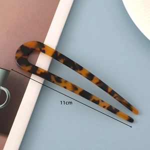 Detail view of tortoiseshell pattern U-shaped hair pin with 11cm length measurement
