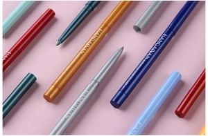 Professionele weergave van diverse gekleurde waterproof gel eyeliners op roze