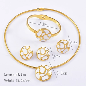 Détails du set de bijoux dorés avec émail blanc et mesures de dimensions précises