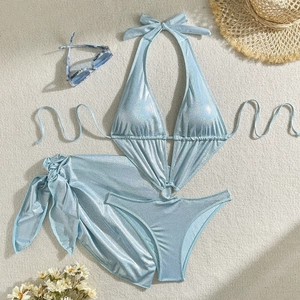 Maillot de bain bleu clair métallisé avec dos nu et paréo assorti en vue à plat