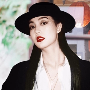 Elegante cappello fedora in lana nera a tesa larga con camicia bianca e collana
