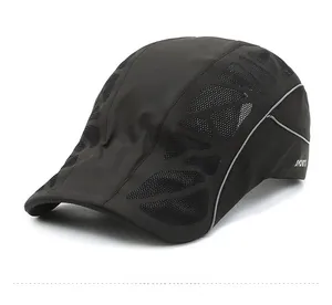 Détail de la casquette de sport noire avec maille respirante et bandes réfléchissantes