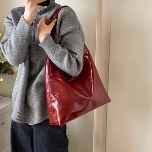 Borsa a spalla minimalista bordeaux in pelle verniciata lucida di grande capacità