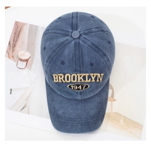 Détail de la casquette rétro en coton délavé avec broderie jaune 1947 Brooklyn chic