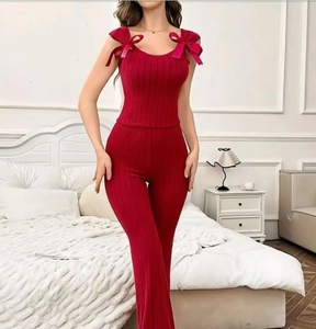 Détail de l'ensemble de détente en maille côtelée rouge avec nœuds en satin sur le haut