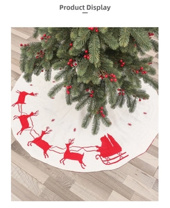 Détail du tapis de sapin de Noël tricoté avec motifs de rennes rouges et flocons de neige