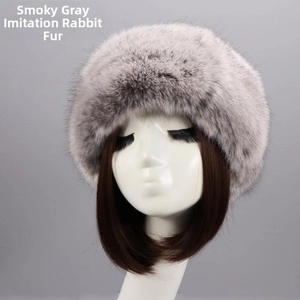 Détail du chapeau en fausse fourrure gris fumé de style cosaque épais sur un mannequin d'étalage