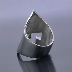 Dettaglio macro dell'anello maschera spartana con trama spazzolata e finitura lucida