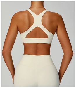 Detailansicht des Criss-Cross-Designs am Rücken des cremefarbenen Sport-BHs mit Halt