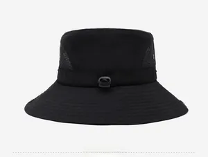 Détail latéral du chapeau de soleil noir avec mesh respirant et large bord réglable