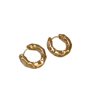 Boucles d'oreilles dorées géométriques en U avec une finition métallique texturée unique