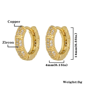 Dimensiones detalladas de los pendientes de cobre bañados en oro de 18K con circonitas y 14mm
