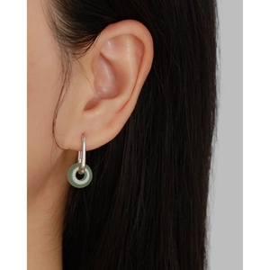 Gros plan de boucles d'oreilles en argent s925 avec pendentif en aventurine verte