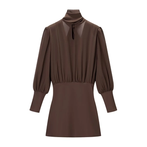 Robe Courte Mousseline Manches Longues Col Montant Ajouré Dos Nu Noeud Papillon Coupe Ajustée Couleur Café Unie Élégante