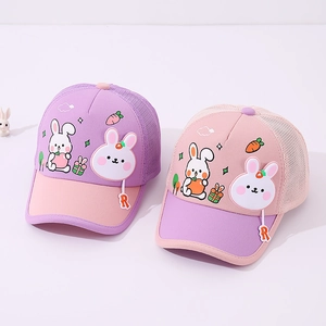 Détails des casquettes de baseball en mesh pour enfants avec broderie lapin et breloque R