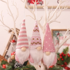 Set di tre gnomi natalizi in maglia rosa da appendere con vari motivi sul cappello