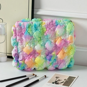 Detailansicht einer weichen, gesteppten Batik-Kosmetiktasche für Reiseutensilien