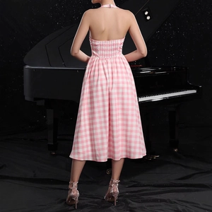 Rückansicht eines rosa karierten Neckholder-Kleides mit freiem Rücken und weitem Rock