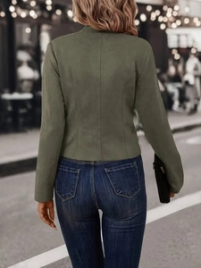 Achteraanzicht van een slim-fit legergroene blazer van hoogwaardig imitatieleer