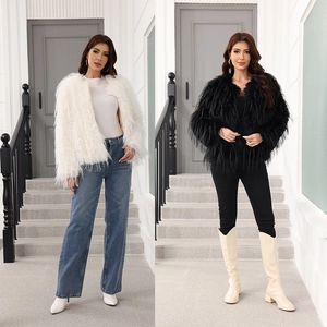 Veste courte en fausse fourrure pour femme en noir et blanc avec texture fluffy