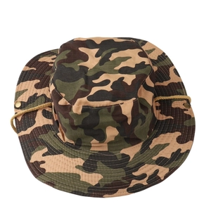 Detailansicht des Camouflage-Boonie-Hutes mit Metalldruckknöpfen und Canvas-Struktur