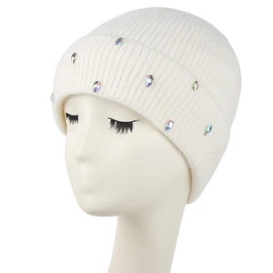 Bonnet en tricot blanc pour femme orné de strass colorés et revers épais à côtes douces