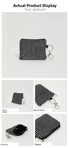 Detalle de mini monedero negro con cristales plateados y gancho de cremallera metálica
