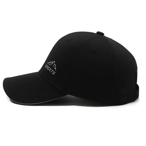 Casquette de baseball de sport noire classique avec broderie de montagne sur fond blanc