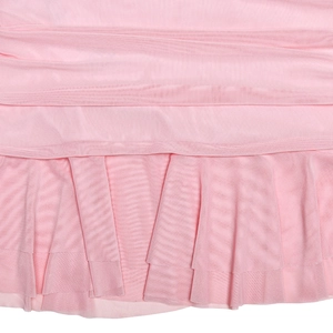 Gros plan d'une robe rose à épaules dénudées en maille froncée et texture à volants