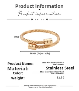 Detail van verstelbare gedraaide kabelarmband met roségouden cilindrische uiteinden