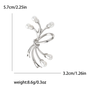 Élégante broche nœud argentée avec perles et strass mesurant 5,7 cm par 3,2 cm