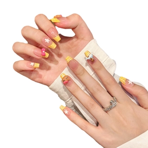 Faux ongles à carreaux jaunes français avec breloques 3D et étoiles blanches, forme carrée