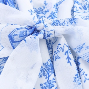 Französisches Kleid mit blauem Toile-de-Jouy-Engelsprint und elegantem Taillenband
