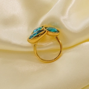 Luxuriöser vergoldeter 14K Ring mit drei tealfarbenen Zirkonia-Kristallen in Tropfenform