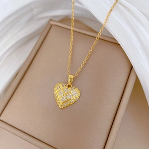 Collana in titanio con cuore a rete e cristalli incastonati su tessuto di seta bianca