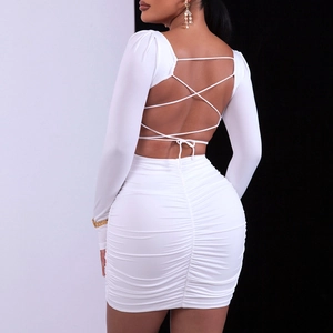 Détail de la robe dos nu blanche avec lacets croisés et texture froncée élégante